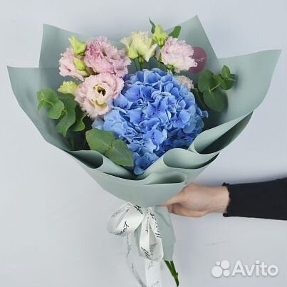 Букет с голубой гортензией