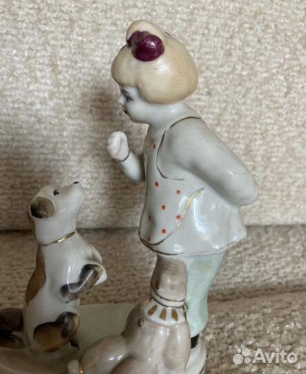 Фарфоровая статуэтка