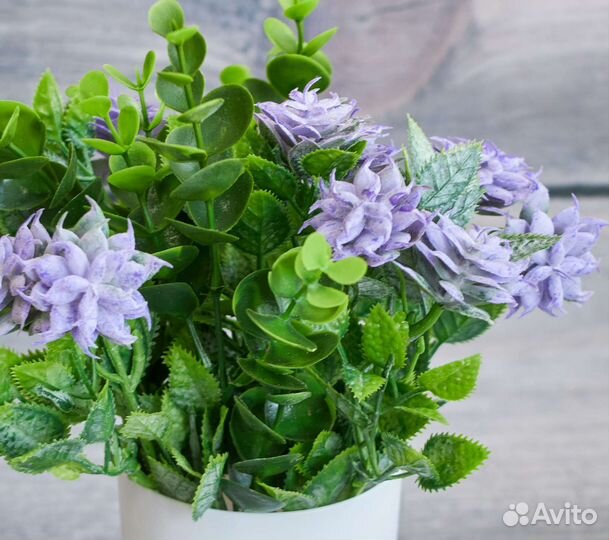 Искусственные цветы в горшке