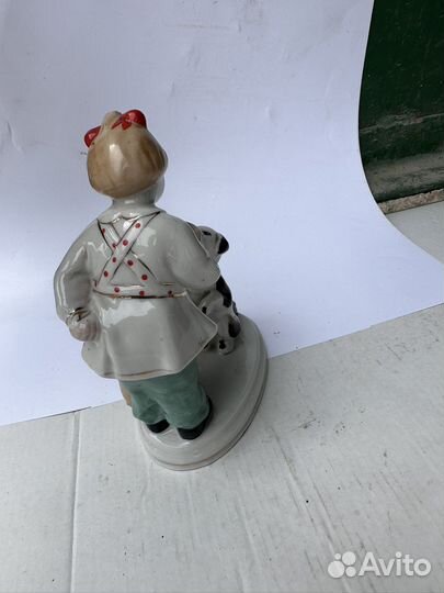 Статуэтка фарфоровая