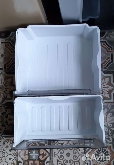 Ящики,полочки для холодильника Аристон