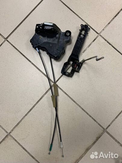 Замок двери передний правый Toyota Corolla E150