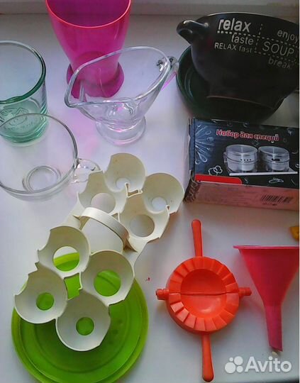 Много предметов для кухни и посуда