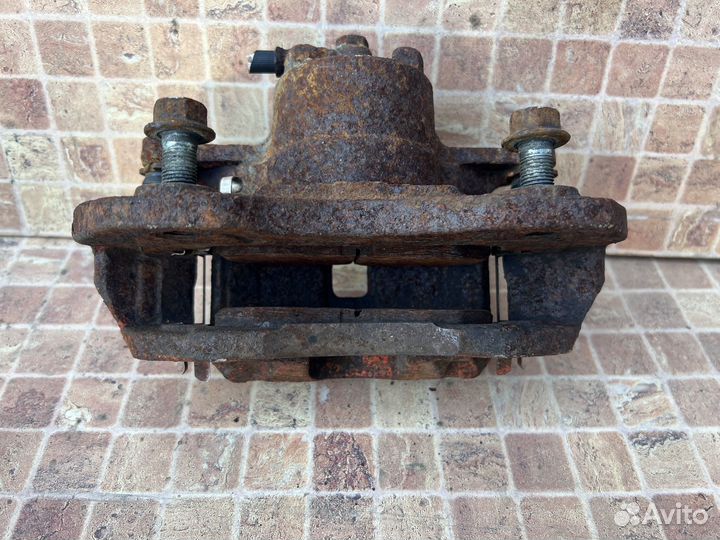 Передний левый суппорт на Mitsubisi Lancer 9