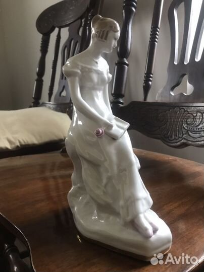 Фарфоровая статуэтка Девушка с книгой Вербилки