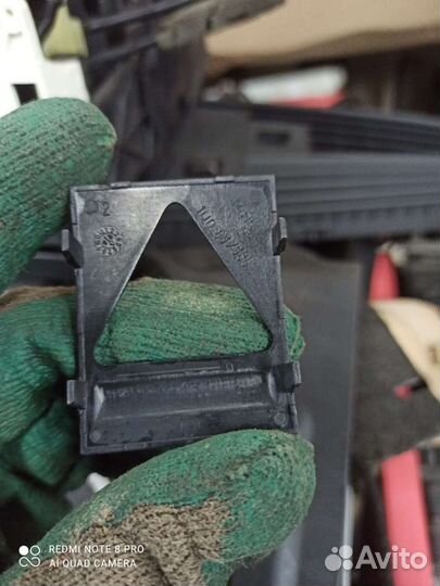 Октавия А4 накладка (декор) 1U0 857 586 оригинал