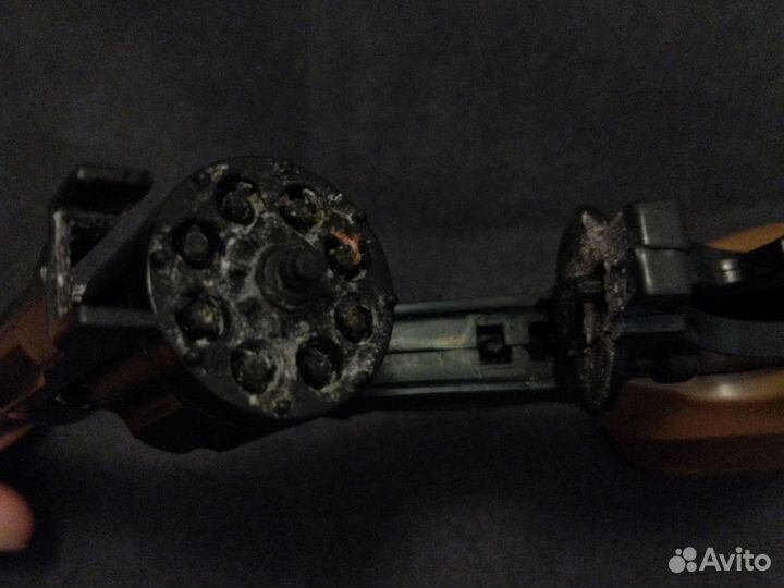 Пластиковый пистолет на пистонах