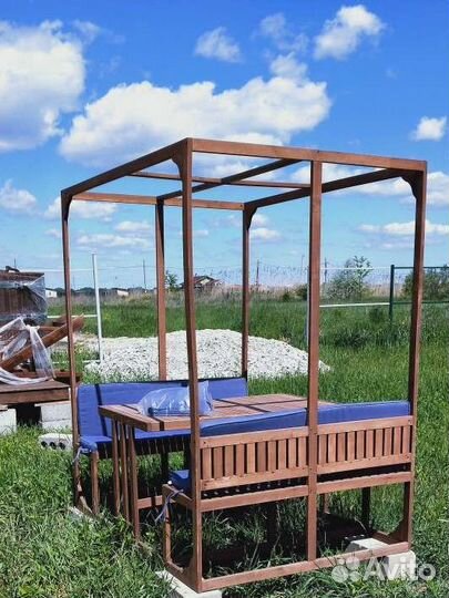 Беседка с крышей теном и подушками