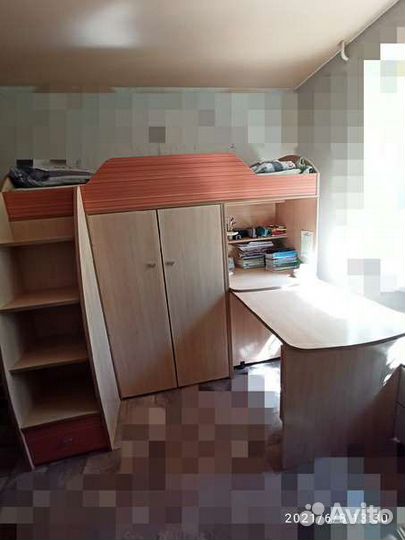 Детский уголок с кроватью и столом