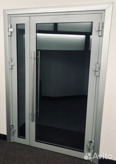 Дверь алюминиевая