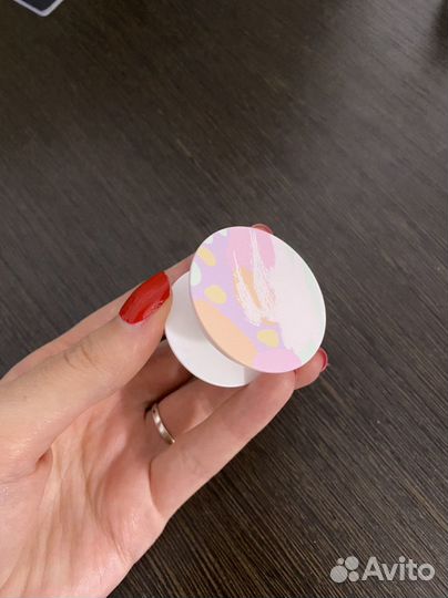 Держатель-попсокет для телефона в руках