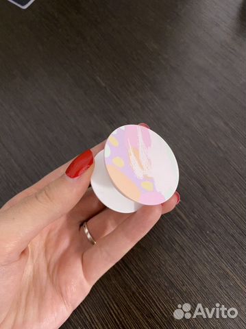 Держатель-попсокет для телефона в руках