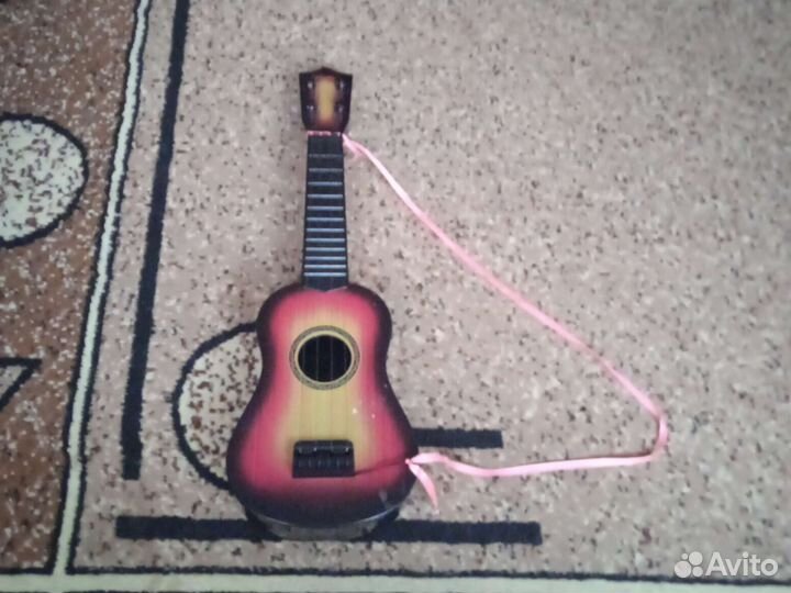 Игрушечная гитара