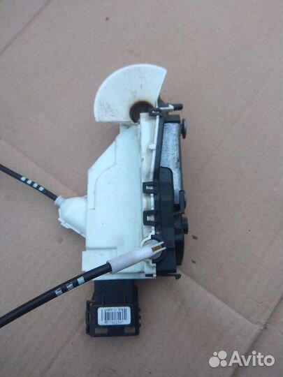 Замок двери передней левой Пежо 408