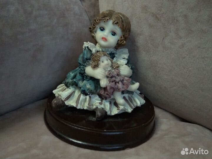 Статуэтка девочка с куклой