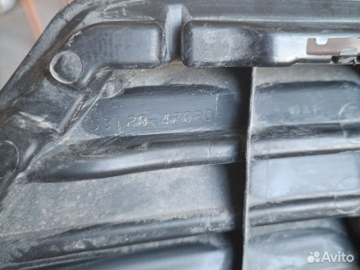 Решётка переднего бампера левая toyota RAV4