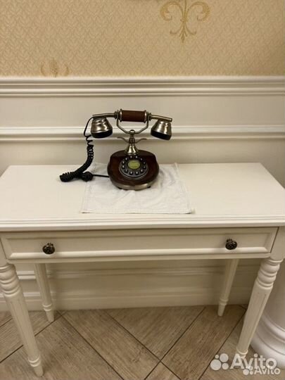 Телефонный аппарат в ретро-стиле