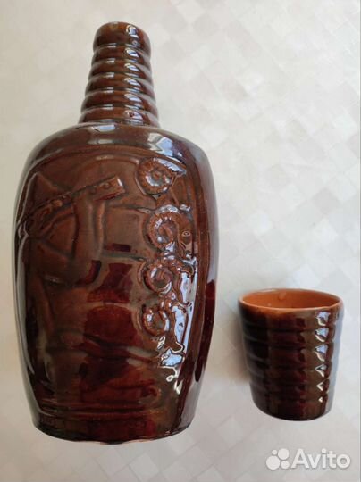 Глиняный графин и стакан