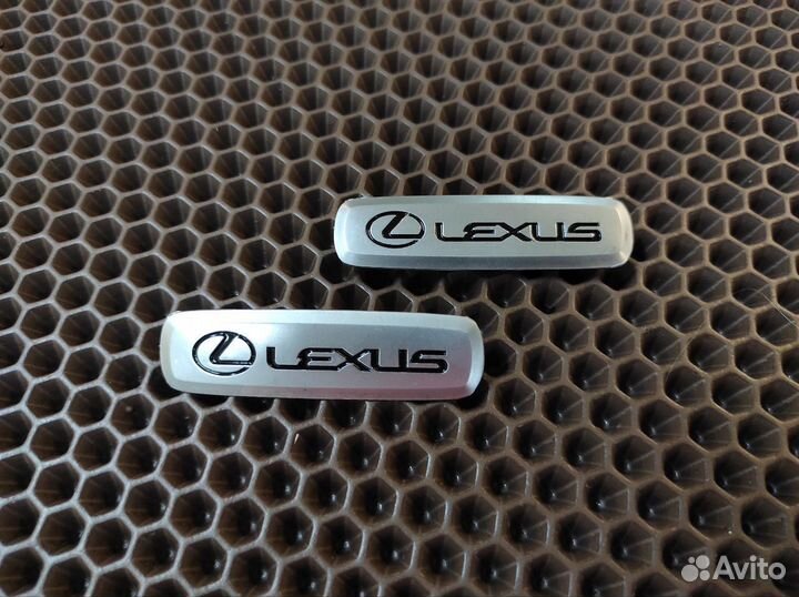 Шильдик с автологотипом