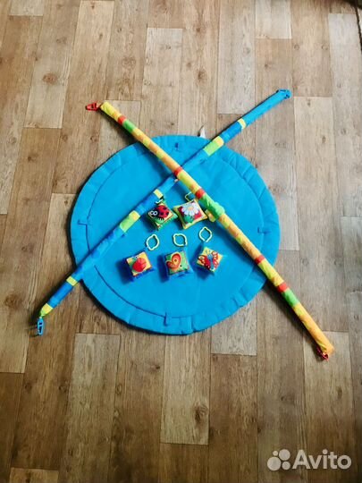 Детский развивающий коврик с дугами и игрушками