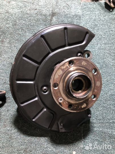 Поворотный кулак левый и правый VW Touran