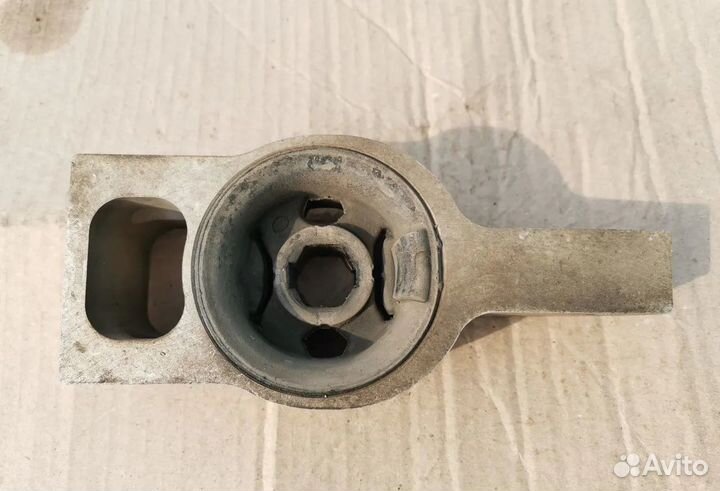 Сайлентблок переднего рычага Volkswagen Tiguan