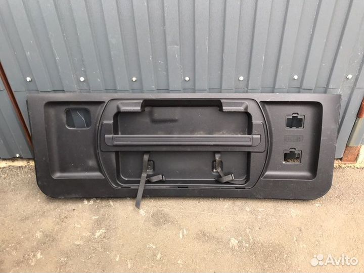 Обшивка двери багажника Mitsubishi Pajero IV