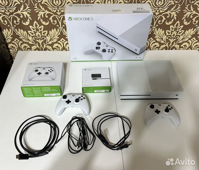 Xbox One S 1tb + 2 геймпада
