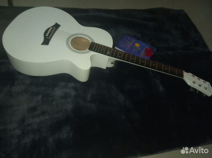 Акустическая гитара