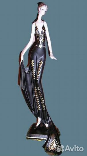 Статуя девушка в черном и золотом