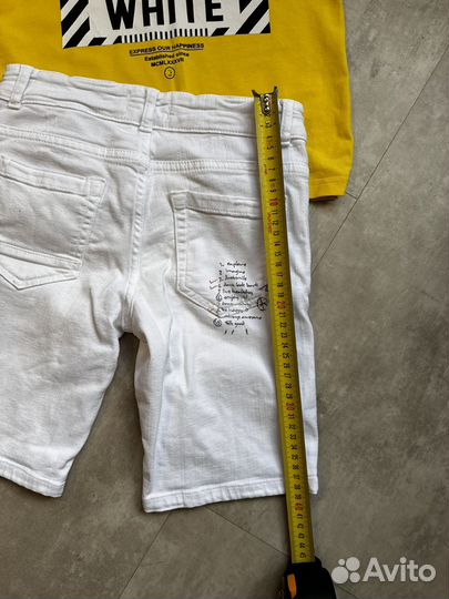 Белые шорты и желтая футболка