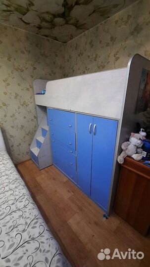 Детская кровать чердак со столом и шкафом