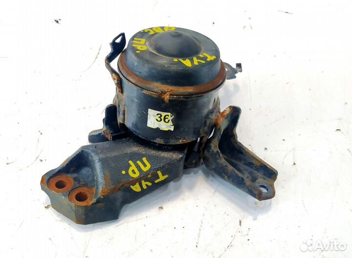 Toyota Yaris Vitz опора двигателя правая