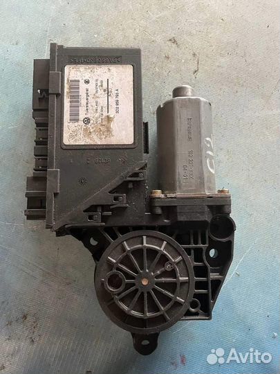 Моторчик стеклоподъемника задний левый 3D2959793A