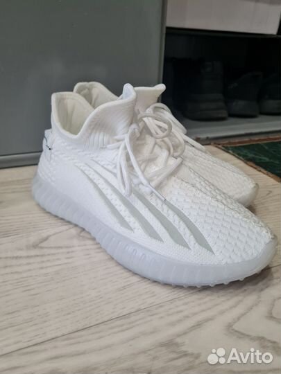 Кроссовки женские