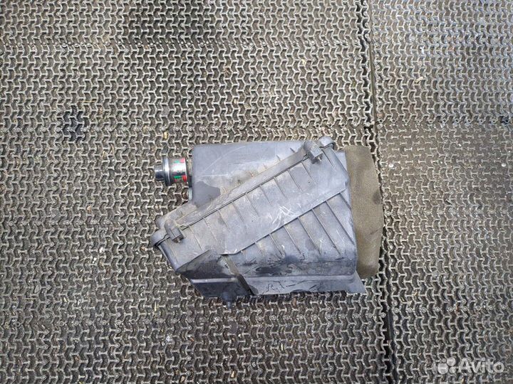 Корпус воздушного фильтра Cadillac Escalade 3, 200