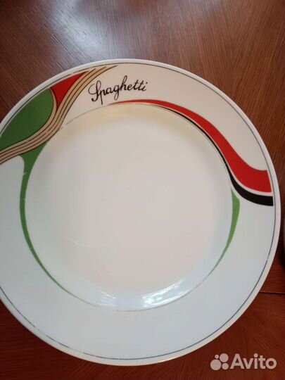 Салатница с тарелками