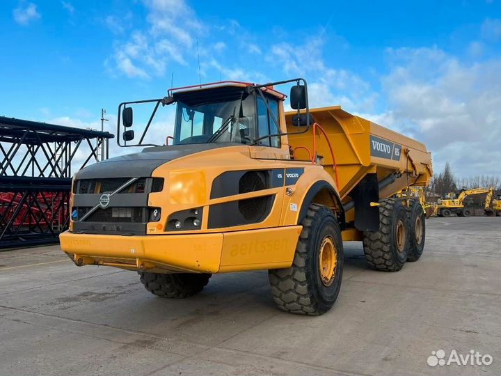 Водитель сочлененного самосвала