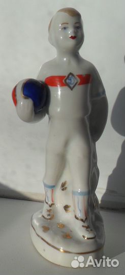 Статуэтка Юный динамовец Барановский фарфоровый