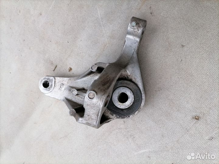 Кронштейн МКПП Ford 3m516p093ae для Ford Focus II