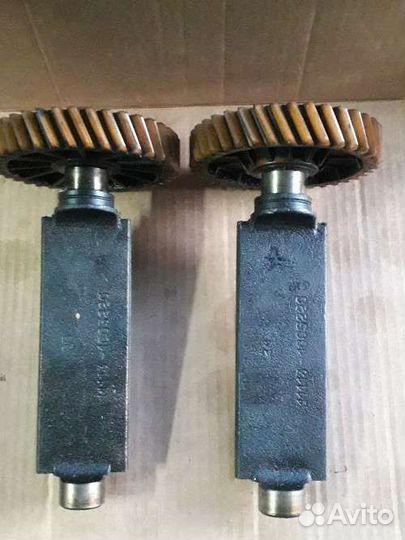 Вал уравновешивающий с шестярней Ока