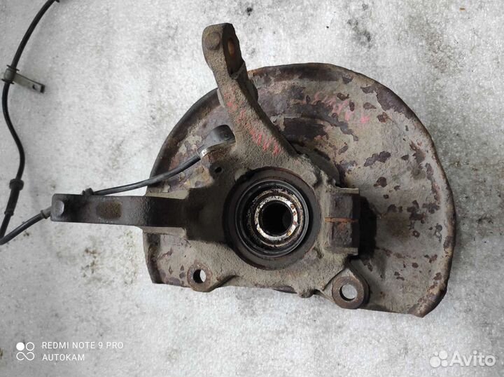 Кулак поворотный правый Mitsubishi Carisma