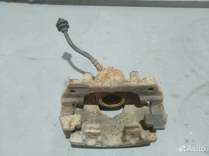 Суппорт тормозной передний левый Renault Duster