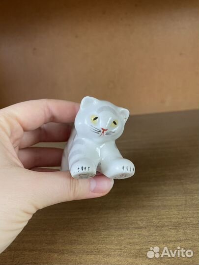 Фарфоровая статуэтка котенок