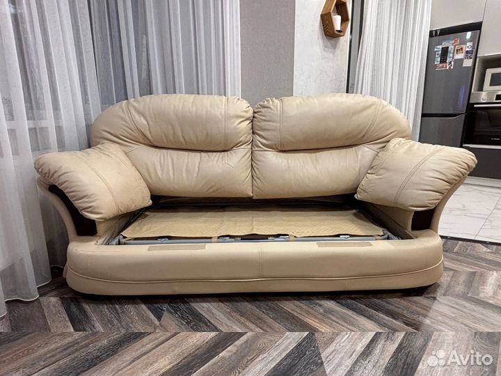 Кожаный диван