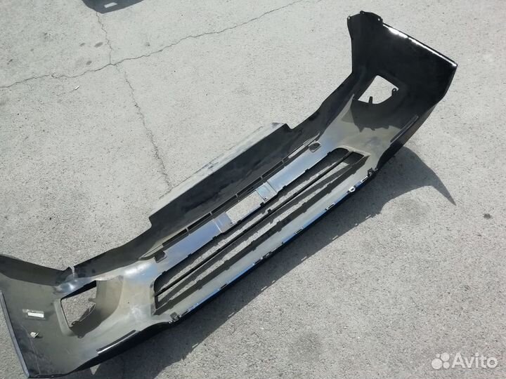 Бампер передний Toyota hiace H200 2011