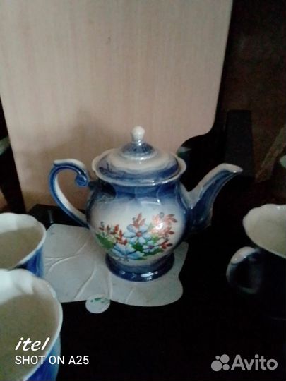 Фарфоровый заварочный чайник и 4 кружки