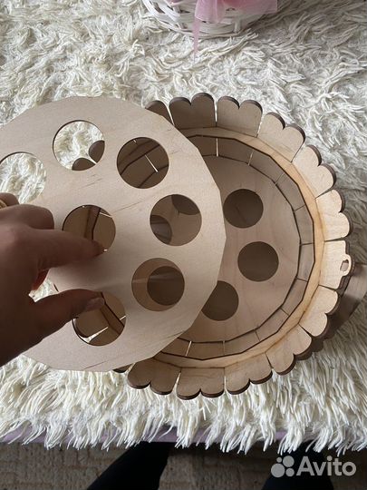 Плетенная корзина и ведро пасхальный