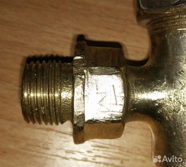 Старинный бронзовый кран. Рабочий