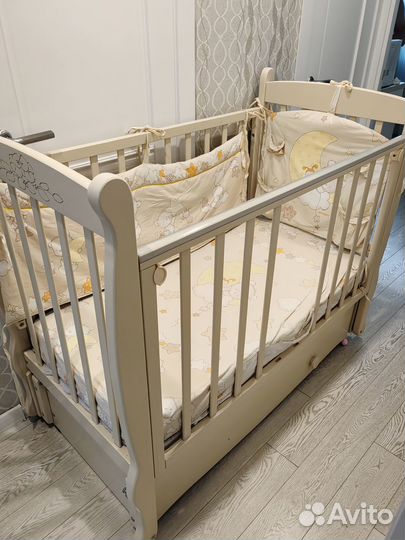 Детская кроватка с маятником и ящиком